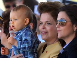 Dilma participa pela primeira vez de cerimnia de troca da bandeira