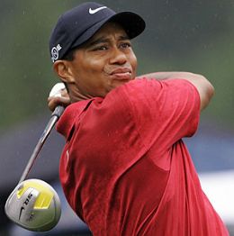 Tiger Woods  flagrado jogando golfe, pela primeira vez aps escndalo