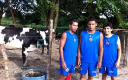 Jogadores do Tiradentes se alimentam da produo das vacas