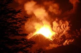 Vulco Llaima entra em erupo e autoridades emitem alerta em regies prximas; Parque Nacional Conguillo  fechado