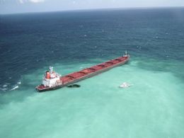 Navio chins derramou 2 toneladas de leo; Austrlia ameaa multa
