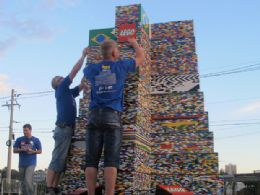 Torre gigante de Lego comea a ser montada na Zona Norte de SP