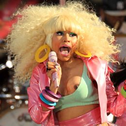 Nicki Minaj se descuida e fica com seio  mostra na televiso