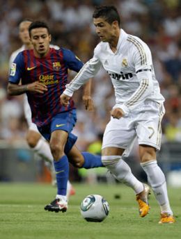 CR7 persegue marca de Ronaldo Fenmeno com a camisa do Real