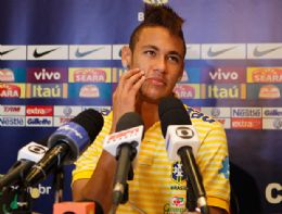 Do cara para o cara: Neymar busca dicas com Ronaldinho para brilhar