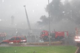 Atacado pega fogo e bombeiros controlam incndio (Atualizada)