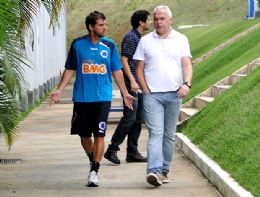 Montillo deixa claro que no fica no Cruzeiro sem aumento de salrio