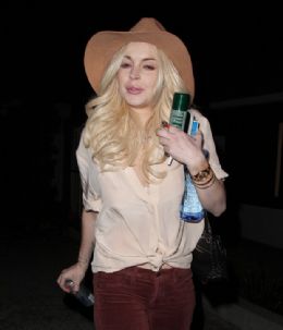 Lindsay Lohan aparece com os lbios inchados de novo