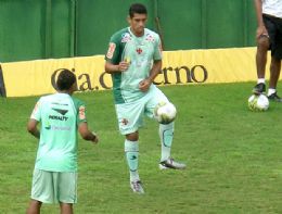 Diego Souza participa de primeiro treino com bola
