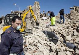 Terremoto mata 50 e deixa 50 mil sem casas na Itlia