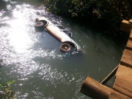 Motorista perde o controle e caminhonete cai no rio  veja fotos