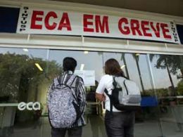 Funcionrios da USP em greve fecham prdio administrativo da ECA