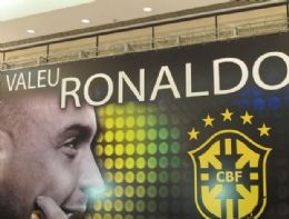 Ronaldo recebe homenagem da CBF e brinca: 'Estou me tremendo todo'