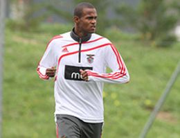 Flamengo espera documento do Benfica para anunciar Airton