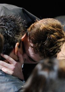 Em premiao, Robert Pattinson beija Taylor Lautner na boca