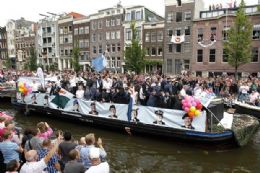 Soldados holandeses participam na Parada Gay de Amsterd
