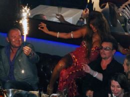 Bono ganha dana sensual em noitada na Turquia