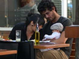 Dani Suzuki almoa com o filho e o marido no Leblon