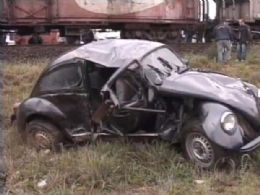 Trem atinge carro e mata duas mulheres em Ponta Grossa (PR)