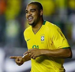 Milan envia diretor ao Brasil para negociar com Adriano, diz jornal