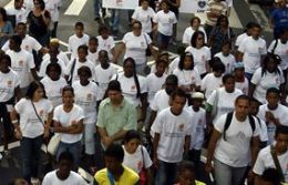 Com escalada da violncia, comerciantes protestam