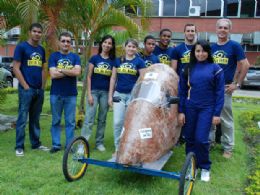 Estudantes de Ilhus, na Bahia, criam carro feito com casca de coco