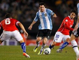 No duelo dos camisas 10, deu Messi contra Valdivia