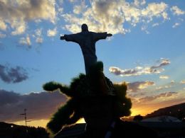 O Cristo Redentor, iluminado com vrias cores, representando os 150 pases que vo participar da Jornada Mundial da Juventude de 2013, no Rio