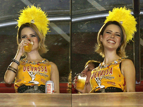 Sandy bebe cerveja e samba em camarote da Sapuca; veja vdeo