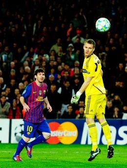 Primeira cavadinha! Goleiro Leno s observa finalizao de Messi no Camp Nou