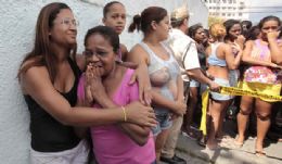 Mulheres aguardam em frente  Escola Municipal Tasso da Silveira