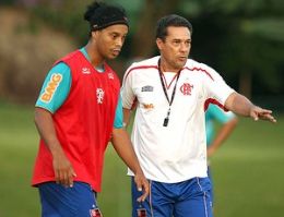  espera de Love, Ronaldinho revela: Estamos ansiosos