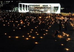 Manifestantes acendem velas em protesto contra Gilmar Mendes