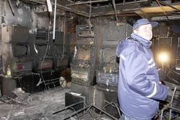 Bombeiros observam local da tragdia onde nove morreram em incndio; fogo pode ter comeado em mquina de caa-nqueis