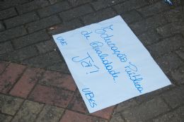 Pedaos de cartazes e panfletos foram abandonados ao fim da manifestao