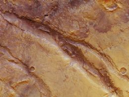 Imagens revelam fissuras no solo marciano