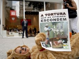 Grupo faz manifestao contra uso de pele de animais em roupas em SP