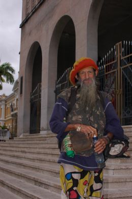 Em frente  Igreja Matriz outro Cristo faz e vende sua arte