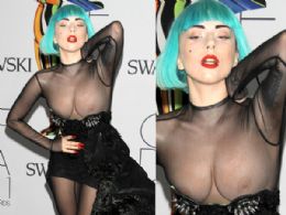 Com o vestido quase na cintura, Lady Gaga deixa os seios  mostra em evento