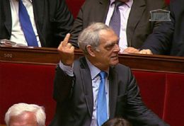 Em Assembleia francesa, deputado mostra o dedo para primeiro-ministro