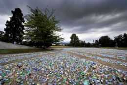 Artista faz 'labirinto' com 8 mil garrafas de plstico na Sua