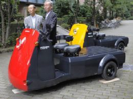 Empresas japonesas apresentam veculo eltrico de trs rodas