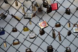 Por amor, namorados colocam cadeados em cerca de ponte em Paris