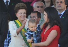 A presidente Dilma Rousseff, ao lado da filha, Paula, e do neto, Gabriel, e de seu grupo de ministros, durante o desfile em comemorao ao Dia da Independncia.