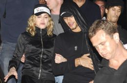Madonna junto com o namorado, o modelo brasileiro Jesus Luz