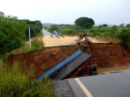 Cratera se abre em estrada e engole carro e caminho no Sul de Minas