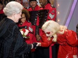 Lady Gaga no dispensa visual bizarro em encontro com a Rainha Elizabeth