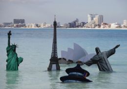 Monumentos histricos so 'afundados' em protesto na COP 16