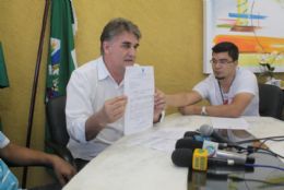 Prefeito exibe documento em entrevista coletiva