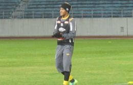 Neymar adapta touca para liberar o moicano em primeiro treino no Japo